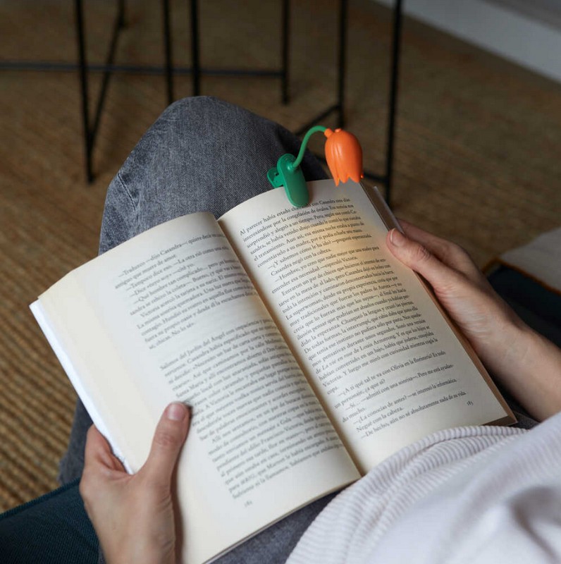 Luce da lettura a forma di tulipano arancione